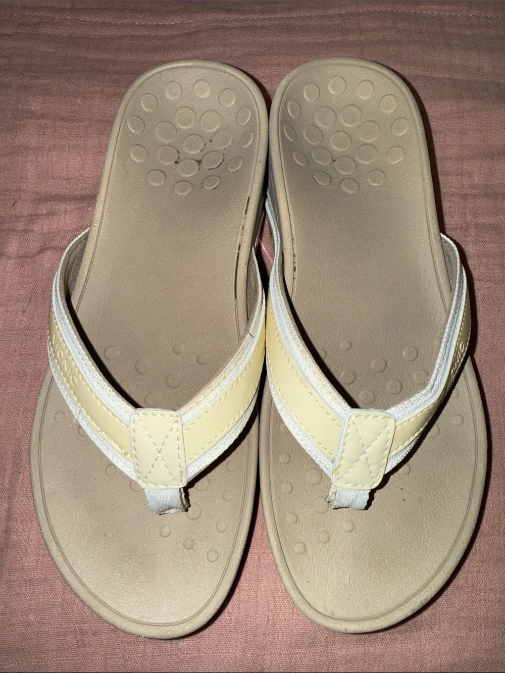 Vionic Women's Beige and White Thong Sandals